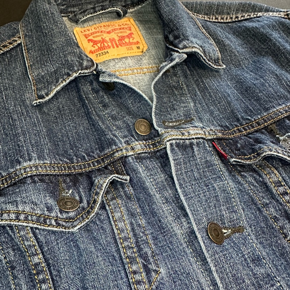 Levi's Blue Denim Trucker Jacket in a men’s size Medium. - Picture 5 of 5